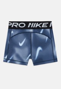Plavi i bijeli kratki sportski hlače s crnim elastičnim pojasom na kojem je napisano "PRO NIKE". Tekstura dizajna s prilagođenim oblikom, dužine do sredine bedara.