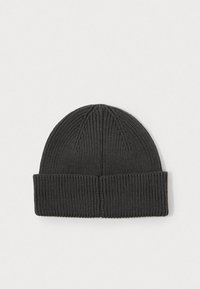 Zwarte gebreide beanie met een geribbelde structuur, voorzien van een omgeslagen rand en een ronde bovenkant, ontworpen voor warmte en comfort.