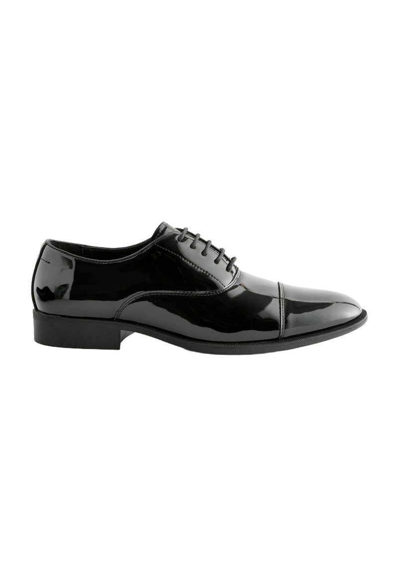 Schwarzer Lackleder-Dressschuh mit abgerundetem Zeh, Schnürdesign und flacher Gummisohle. Besitzt ein sauberes Finish und minimalen Nähten.