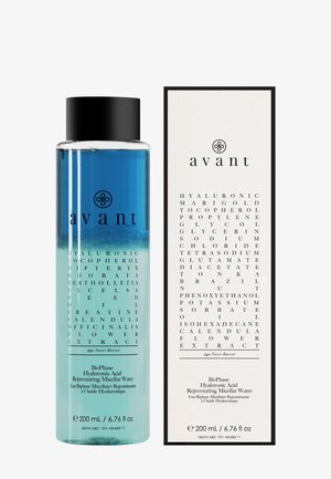 Zweiphasiges, blaues und klares Mizellenwasserfläschchen mit der Marke Avant und aufgeführten Hauptbestandteilen, neben passendem Produktkarton mit Inhaltsstoffdetails.