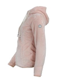 Sweat à capuche en polaire rose avec une surface texturée et duveteuse; il dispose d'une fermeture éclair frontale, de cordons de serrage blancs et d'un patch logo sur la manche gauche.