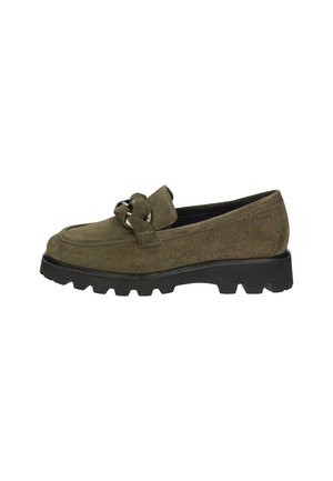 Olivgrüner Wildleder-Loafer mit dicker schwarzer Profilsohle und einem dekorativen Wildlederknoten auf dem Obermaterial.
