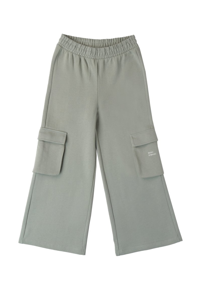 Jasnoszare spodnie cargo wykonane z miękkiego materiału, z elastycznym pasem, dwoma bocznymi kieszeniami i nadrukiem na prawej kieszeni.