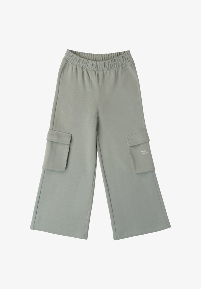 Jasnoszare spodnie cargo wykonane z miękkiego materiału, z elastycznym pasem, dwoma bocznymi kieszeniami i nadrukiem na prawej kieszeni.