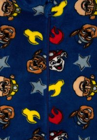 Tessuto in pile blu con personaggi canini dei cartoni animati di "Paw Patrol", arricchito da strumenti gialli, fiamme rosse e stelle grigie in un motivo giocoso.