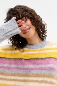 Maglione a righe realizzato in morbido tessuto a maglia, caratterizzato da tonalità di grigio, giallo, rosa e beige, con scollatura rotonda e maniche ampie.