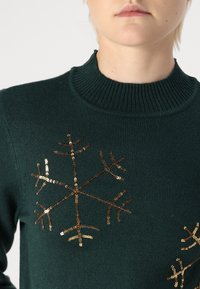 VILA VIFROST HIGH NECK CHRISTMAS - Pulóver - pine grove/gold