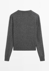 Grauer Strickpullover mit langen Ärmeln, Rundhalsausschnitt und geripptem Saum. Glatte Textur und minimalistisches Design. Geeignet zum Übereinandertragen.