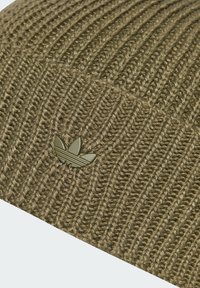 Olivza zaļas adītas beanie cepure ar teksturētu ribu un nelielu tonālu Adidas logotipa plāksni priekšpusē.