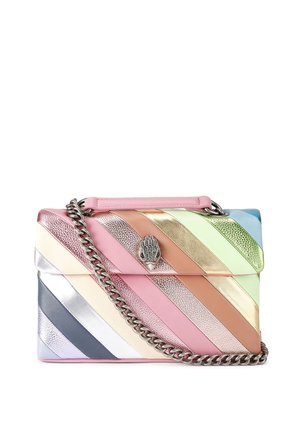 Borsa a mano in pelle multicolore con strisce diagonali in tonalità pastello, dotata di tracolla a catena argentata e di una chiusura decorativa a forma di mano.