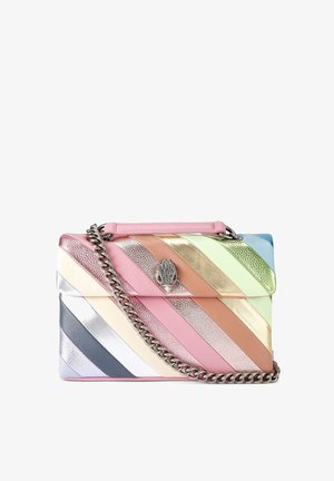 Borsa a mano in pelle multicolore con strisce diagonali in tonalità pastello, dotata di tracolla a catena argentata e di una chiusura decorativa a forma di mano.
