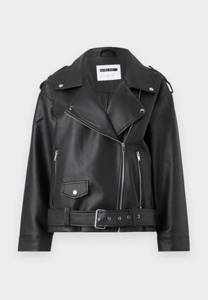 Svart faux skinn bikerjakke med sølvfargede glidelåser, belte i livet og epauletter. Har en bred krage og asymmetrisk frontglidelås.