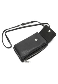 Černá kožená crossbody taška s texturovaným povrchem, se zipovým uzávěrem a klopou na cvakací knoflík. Obsahuje odnímatelný popruh pro všestrannost.