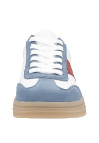 Zapatillas con parte superior de cuero blanco, acentos de ante azul, detalles rojos y cordones planos blancos. Presentan una suela de goma beige.