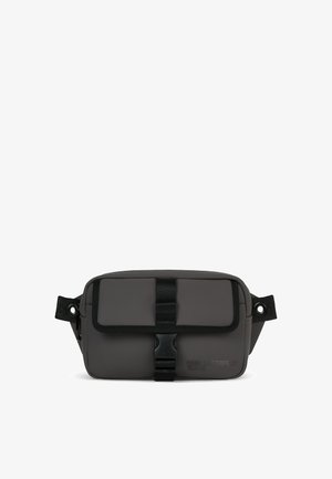 Grijze rechthoekige tas van textuurmateriaal, met een voorflap met een zwarte gesp en band, zijrits en logo-detail.