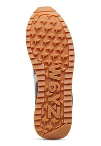 Suola della scarpa con una superficie in gomma arancione texurizzata, caratterizzata da motivi a forma di stella. Contrassegnata con "W6YZ" in lettere bold.