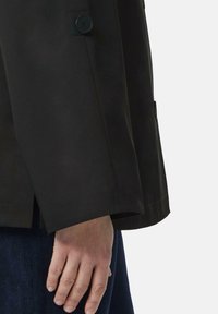 Schwarzer wasserdichter Mantel mit strukturiertem Design, featuring einen geknöpften Ärmel und einer glatten Textur. Der Saum ist gerade mit einem leichten Abschluss.