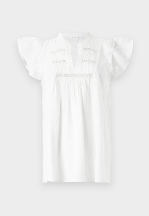 Balta, īsām piedurknēm blūze ar V-veida kakla izgriezumu, savāktām tekstūrām un horizontālām mežģīņu akcentiem pa krūšu daļu. Mīksta kokvilnas audums.