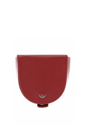 Sac bandoulière en cuir rouge en forme de demi-lune avec un petit emblème de logo ailé argenté sur le rabat avant.