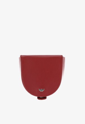 Sac bandoulière en cuir rouge en forme de demi-lune avec un petit emblème de logo ailé argenté sur le rabat avant.