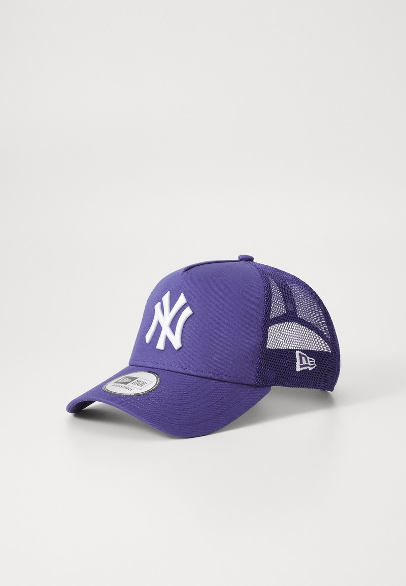 Casquette de baseball violette avec un panneau avant solide, des côtés en mesh et un logo brodé blanc. Elle possède un visière courbée et un réglage à l'arrière.