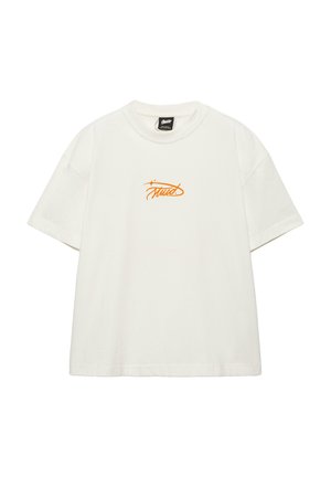 Weißes T-Shirt mit kurzen Ärmeln und rundem Ausschnitt, das ein kleines orangefarbenes, stilisiertes Logo mittig auf der Brust zeigt.