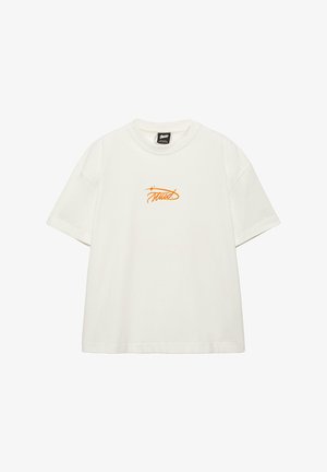 Fehér, rövid ujjú, kerek nyakú póló, amelynek mellkasán középen egy kis narancssárga, stilizált logó található.