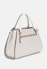 Sac structuré en simili cuir beige clair avec une surface texturée, comportant une fermeture éclair dorée et des poignées blanches. Motif logo décoratif.