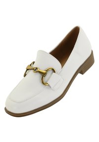 Witte leren loafer met een ronde neus, voorzien van een decoratieve kettingaccent in goudkleur en een lage houten hak. Gladde textuur met minimale naden.