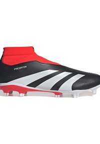 Botas de fútbol negras con un collar de calcetín rojo, que presentan rayas blancas, una superficie texturizada y una suela moldeada con tacos blancos.