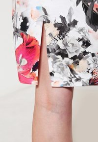 Wallis Petite Fodralklänning - white