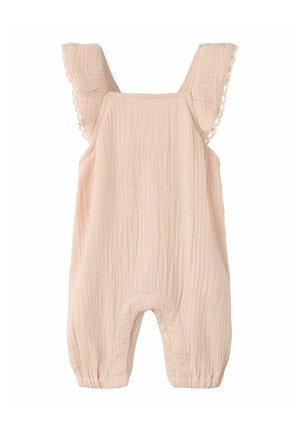 Mäkký ružový bezrukávový detský overal s volánikovými ramienkami a elastickými otvormi na nohy, vyrobený z textúrovanej látky.