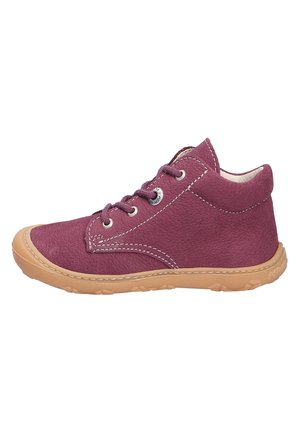 Paarse leren enkelboots met een gestructureerde afwerking, vetersluiting, contrasterende stiksels en een lichtbruine rubberen zool.