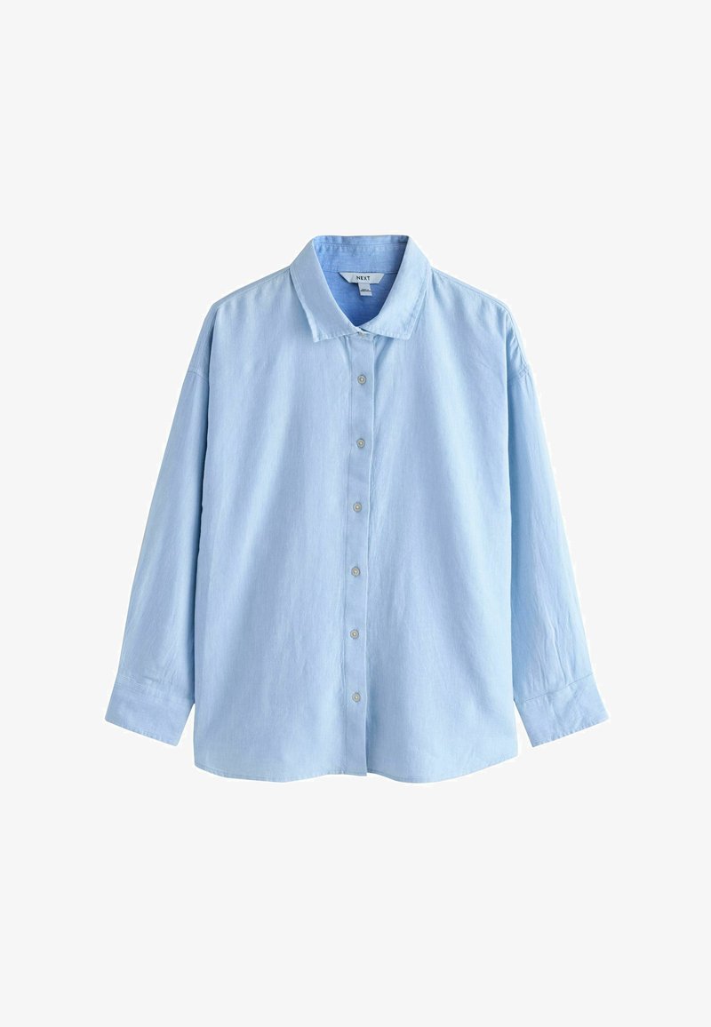 Svetlo modra dolgo rokavna srajca z gumbi in klasičnim ovratnikom, sproščenega kroja, z gumbi spredaj na beli podlagi.
