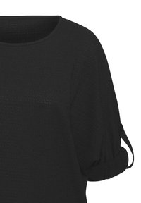 Camicetta nera a maniche corte con scollatura rotonda. Tessuto testurizzato, maniche plissettate arrotolate con dettagli di bottoni. Design semplice e versatile.