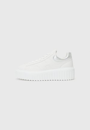 Baskets plateformes blanches avec un dessus en cuir lisse, semelle texturée à nervures et accents argentés à l'heel et sur le côté. Design à lacets.