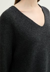 TOM TAILOR DENIM MIT V-AUSSCHNITT - Pulover - shale grey melange