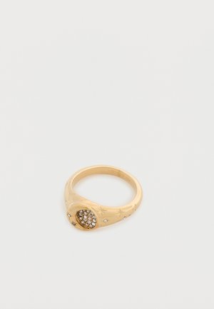 Bague en or avec un groupe rond de petits pierres précieuses claires et des motifs d'étoiles gravés sur un anneau lisse sur fond blanc.