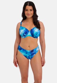 Ensemble de bikini avec un design à motifs aquatiques bleus ; comprend un haut de bikini rembourré avec armatures et bretelles ajustables, associé à un bas taille haute.
