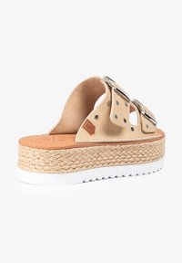 POPA MENORQUINA PLATAFORMA COLLAO TACHUELAS - Mules de tacón - beige