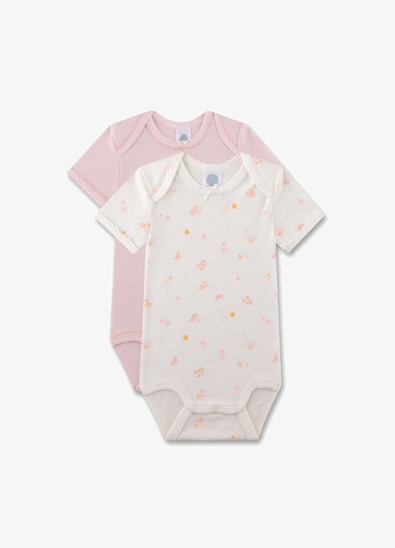 Set di due body a maniche corte: uno rosa chiaro e uno bianco con stampa floreale pastello; realizzati in morbido cotone con chiusura a pressione sul fondo.