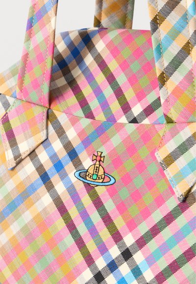 Χρωματιστή τσάντα από καρό ύφασμα με αποχρώσεις ροζ, πράσινου, μπλε και μπεζ, με κεντημένο χρυσό λογότυπο σφαίρας με μπλε δαχτυλίδι και κόκκινος σταυρός.