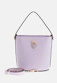 Sac à main seau lavande avec poignée supérieure, bandoulière amovible et fermoir à logo Guess doré sur le devant.