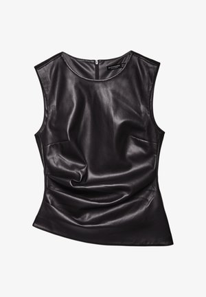 Tops sans manches noir en cuir lisse avec un col rond, présentant un drapé subtil, deux poches avant et une fermeture éclair dans le dos.