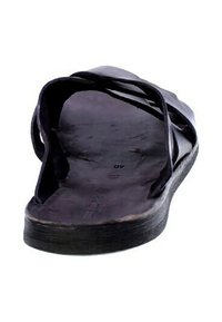 Infradito in gomma nera con fasce larghe, suola piatta e superficie testurizzata. Presentano un design minimalista e bordi arrotondati.