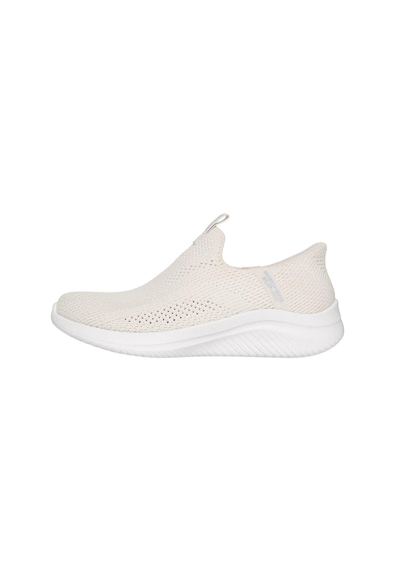 Zapato ligero y fácil de poner, hecho de malla tejida transpirable, con una entresuela blanca y suela texturizada, además de una cinta de agarre.