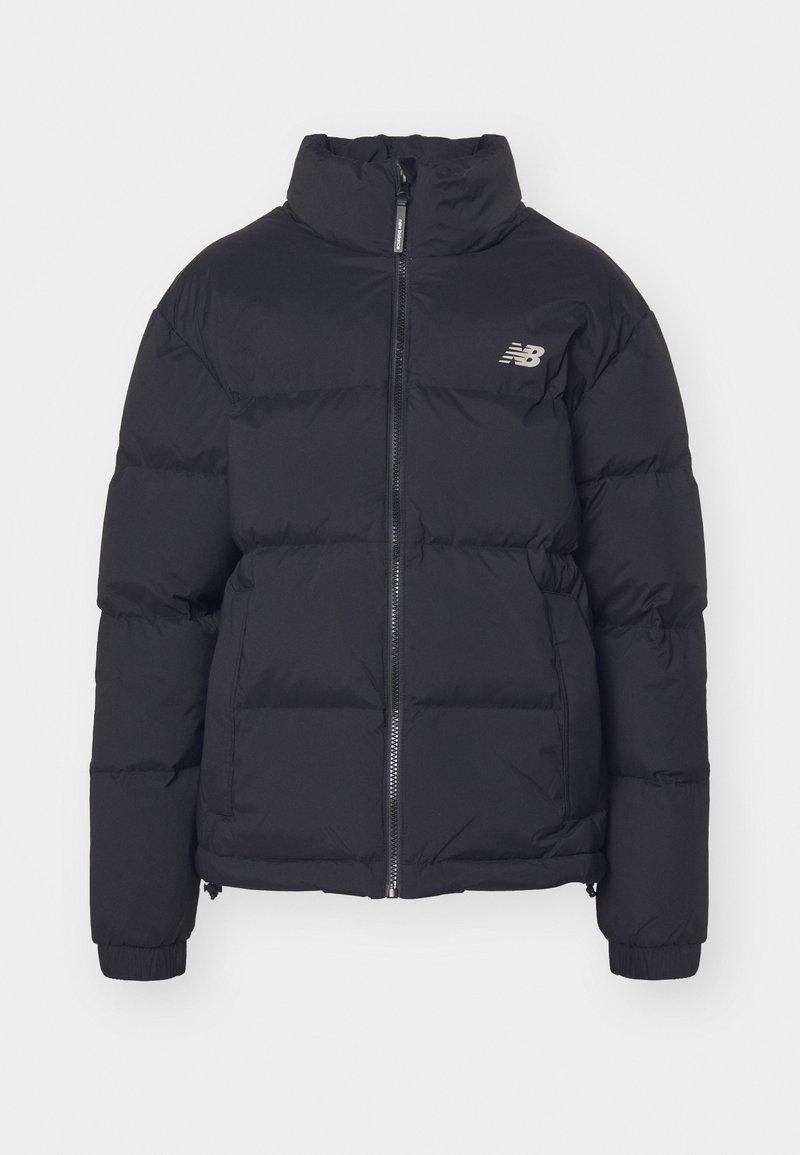 Schwarze gepolsterte Winterjacke mit vollem Reißverschluss, hohem Kragen, Seitentaschen, elastischen Bündchen und kleinem New Balance-Logo auf der Brust.