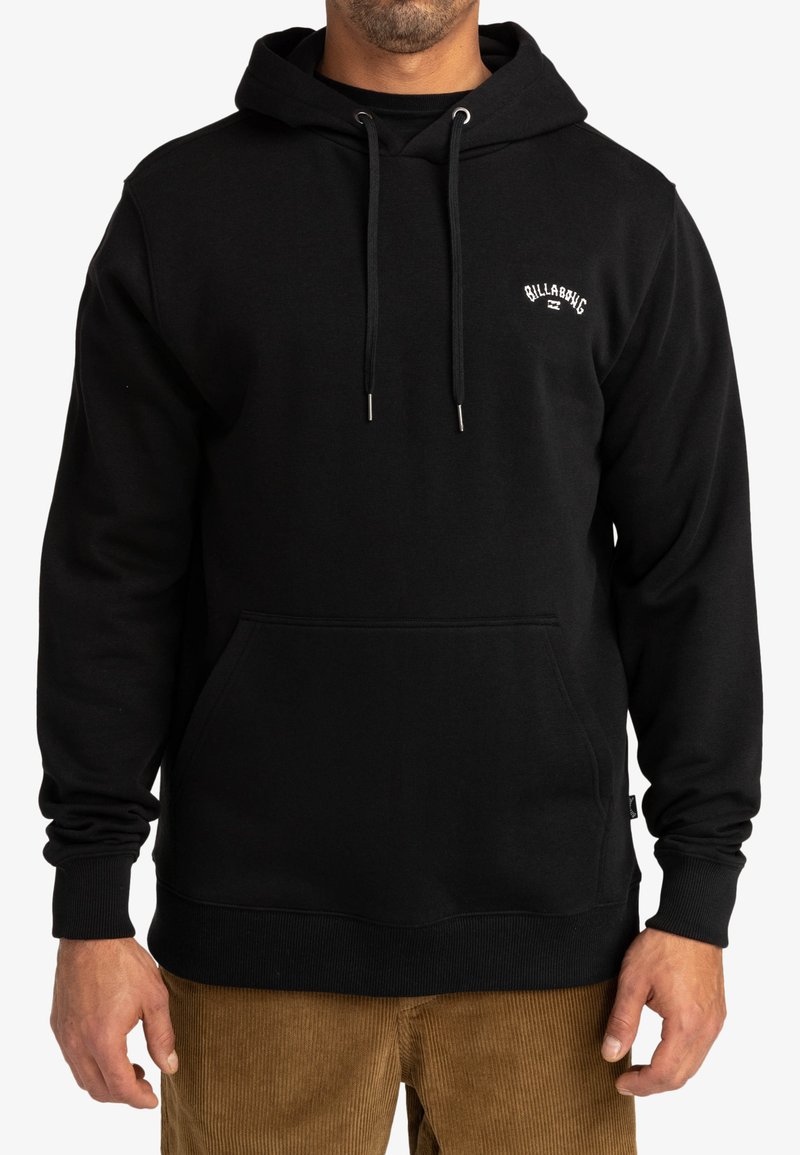 Sudadera negra de algodón suave con bolsillo canguro en el frente, cordones ajustables y logo bordado en el pecho.