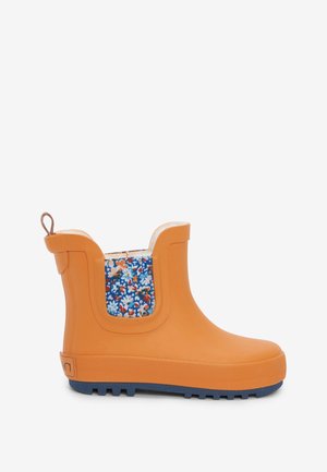 Botte en caoutchouc orange avec un panneau textile bleu à motif floral. Elle possède une semelle texturée et une languette pour un enfilage facile.