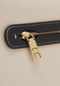 COACH SOFT TABBY SHOULDER BAG - Kabelka - salt stone/black